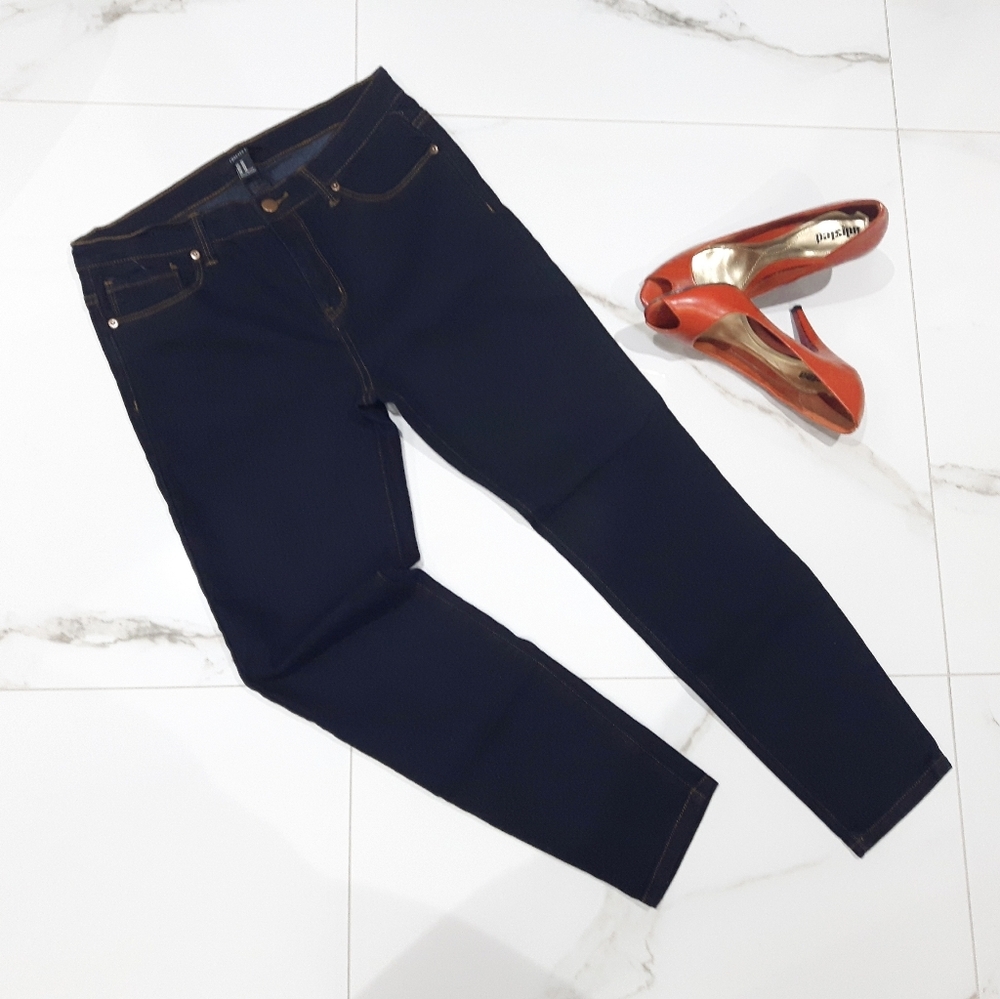 NWOT- MID RISE SLIM FIT JEANS SIZES 29- XXI. (Excellent Condition)